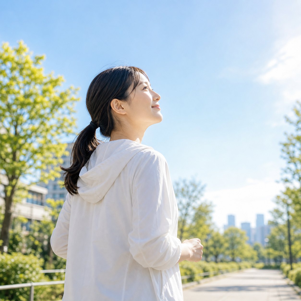 朝の自然光を浴びて体内時計を整える人