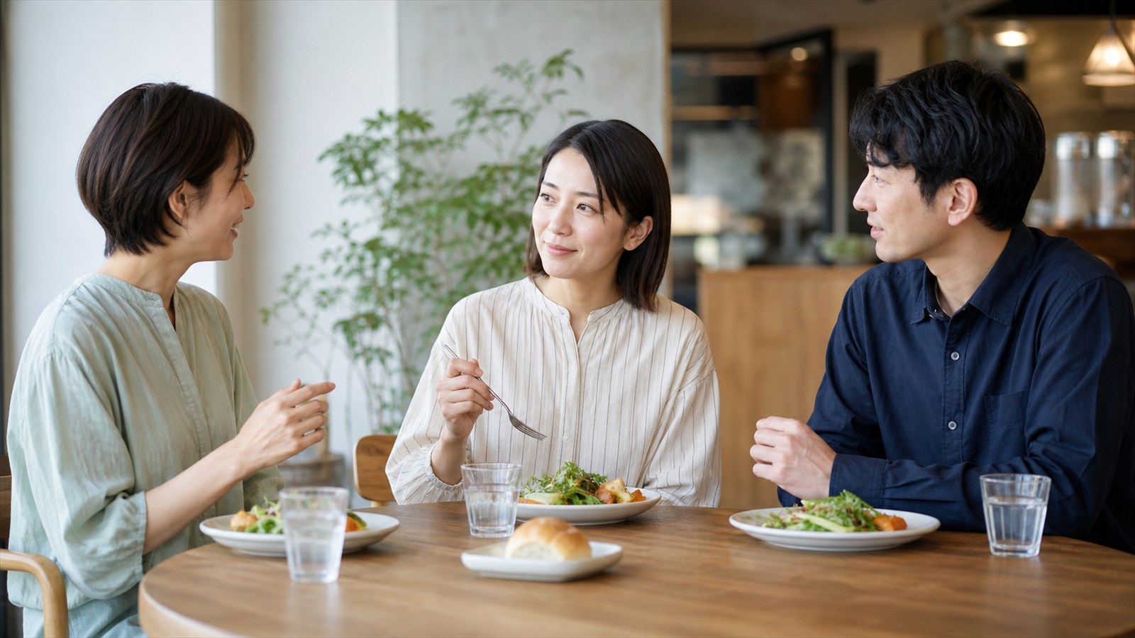 信頼できる友人と静かなカフェで少人数の昼食に参加する日本人女性