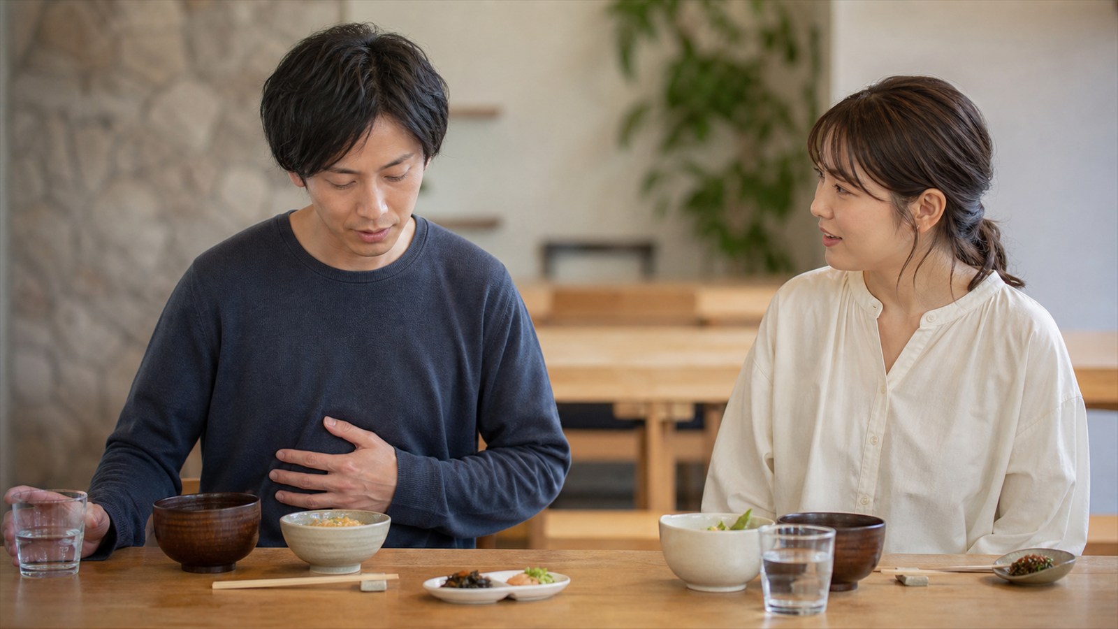 会食中に軽い身体反応へ気づき友人と静かに過ごす日本人男性